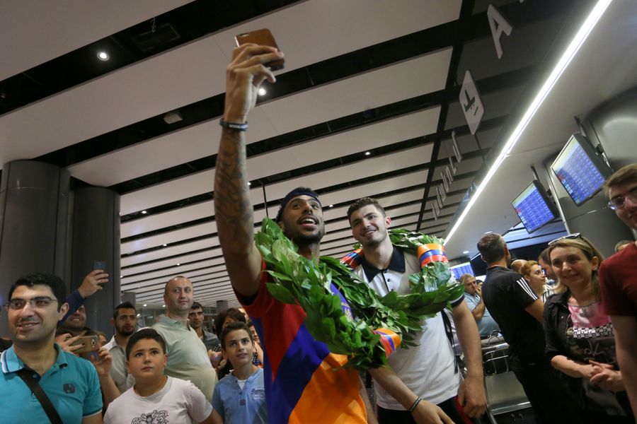 People welcomed the Armenian delegation of 2016 FIBA European Championship  For Small Countries at 'Zvartnots' airport